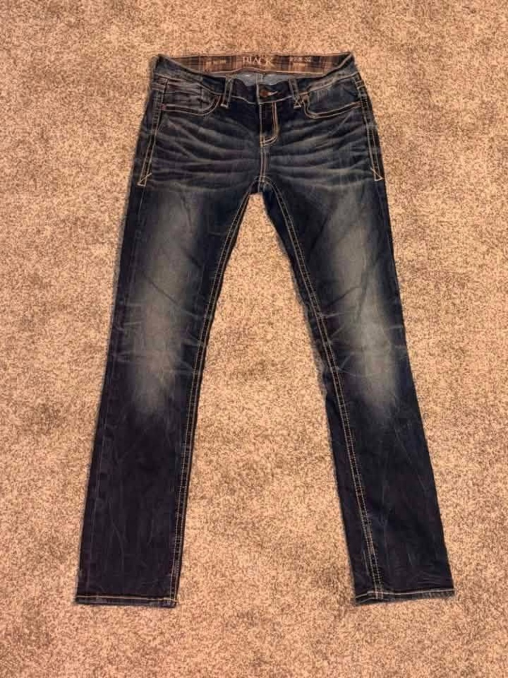 BUCKLE BLACK STRAIGHT JEANS